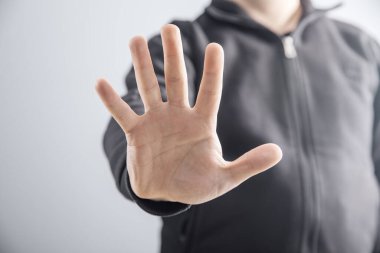 Beyaz arka grupta dur işareti yapan adam
