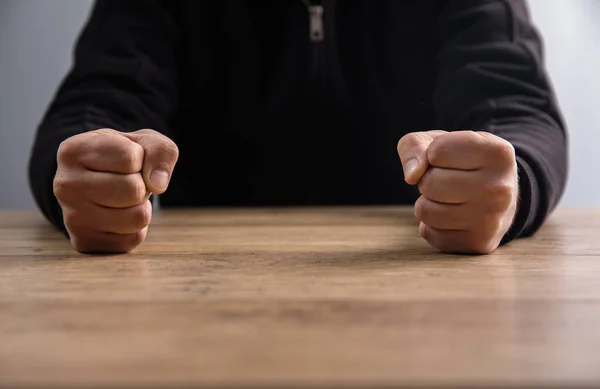 Punhos Homem Cerrados Uma Mesa Madeira — Fotografia de Stock