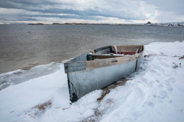 Winte 'deki gölde eski bir tekne