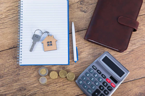 Llave Casa Bloc Notas Con Monedas Calculadora Tabl — Foto de Stock