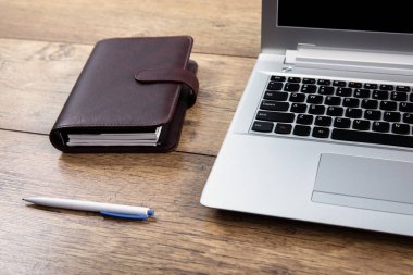 Dizin üzerinde çalışan defter ve kalemle birlikte not defteri