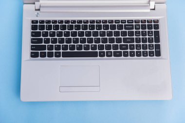 Mavi masadaki beyaz bilgisayar