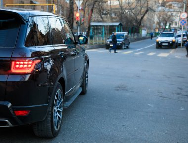 Şehir caddesinde trafik yoğun. Otoyoldaki arabalar trafikte.