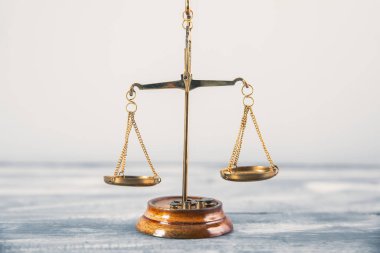Gri sırtüstü masada adalet terazisi