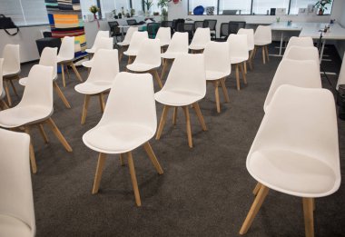 Konferans merkezinde sıra sıra beyaz sandalye