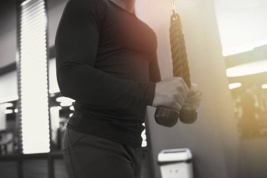 Spor salonunda vücut geliştiren yakışıklı kol kası egzersizi. Fitness sporu cankurtaranı