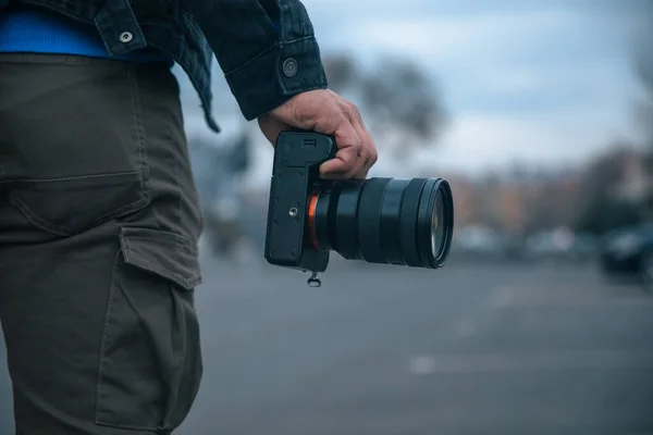 Mladý Muž Drží Fotoaparát Stree — Stock fotografie