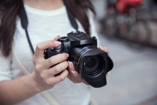 Νεαρή Γυναίκα Κρατώντας Κάμερα Στο Δρόμο Backgroun — Φωτογραφία Αρχείου