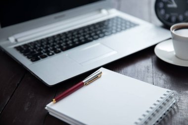 Klavyeli kalem ve masada kahve!