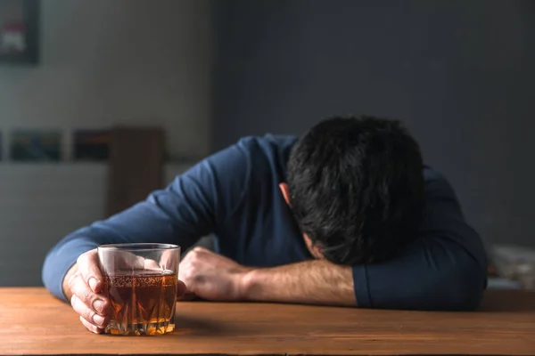 Hombre Triste Mano Alcohol Vidrio Tabla — Foto de Stock