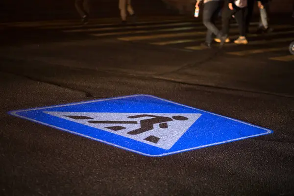 Verkehrszeichen Fußgängerüberweg Verkehrszeichen Auf Asphalt — Stockfoto