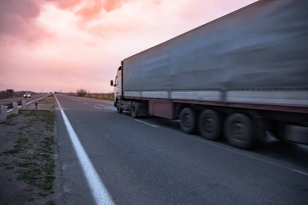 Vrachtwagen Asfaltweg Avond — Stockfoto
