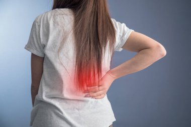 # Genç kadın, acı torbasını ver #