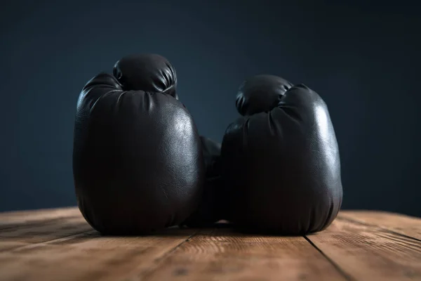 Gants Boxe Noirs Sur Fond Table Bois — Photo