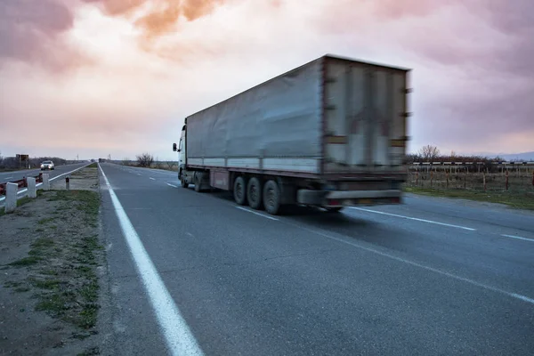 Vrachtwagen Asfaltweg Avond — Stockfoto