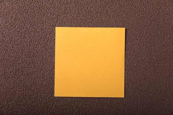 Nota Papel Amarelo Backgroun Marrom — Fotografia de Stock