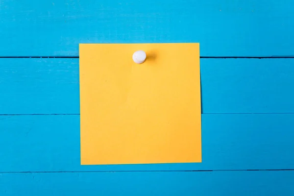 Sarı Kağıt Mavi Arka Grubunda — Stok fotoğraf