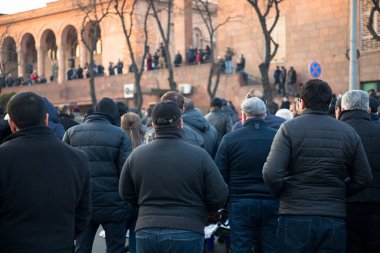 Bir gösteri sırasında insanlar...