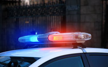 Sokakta bir polis arabası var.