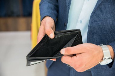 Duvarı boş tutan genç bir iş adamı