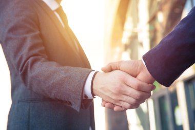 İnsanlar stree 'de takım çalışmasını selamlıyor.