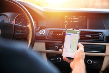 Harita GPS navigasyonlu cep telefonu tutan adam