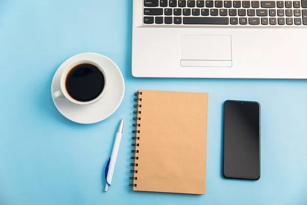 Computer Mit Notizblock Und Kaffee Mit Telefon Auf Arbeitstisch — Stockfoto