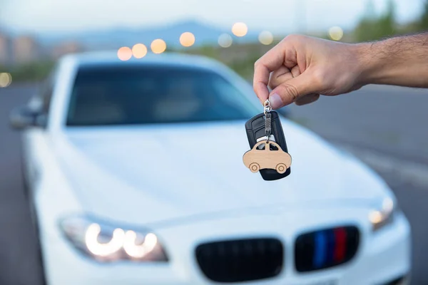 Empresário Segurando Chaves Carro Com Carro Fundo — Fotografia de Stock