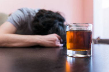 Erkek eli alkolik ve çırpıcıyı iç.