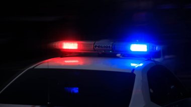 Polis arabası mavi ve kırmızı ışıklar gece stree