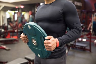 Genç adam jide eğitim görüyor.