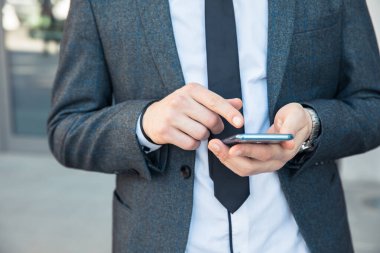 Akıllı telefonu elinde tutan adam