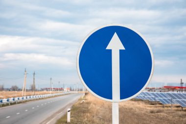 Beyaz oklu trafik işareti. Yol işareti görünümü