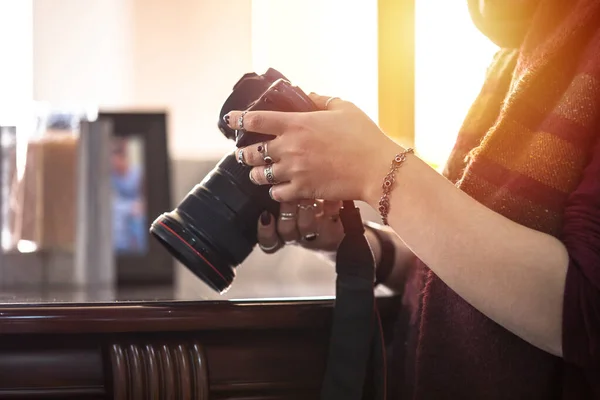 Kvinna Fotograf Arbetar Cmaera Roo — Stockfoto