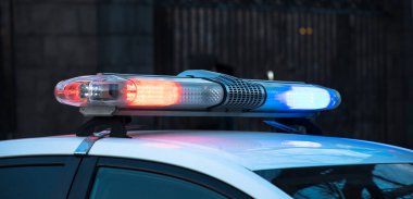 Sokakta bir polis arabası var.