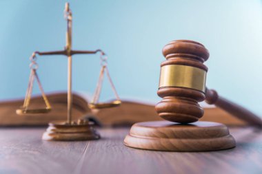 Hukuk konsepti, Yargıç Tokmak ve hukuk yuhalaması.