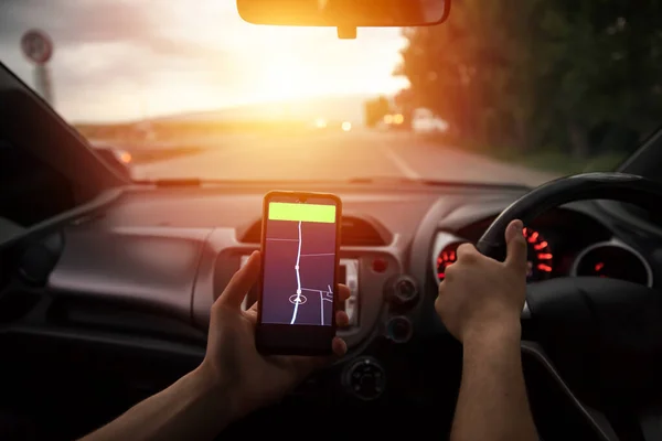Kierowca Korzystający Nawigacji Telefonie Komórkowym — Zdjęcie stockowe