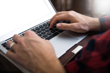 Defterde çalışan genç adam.