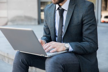 Defterde çalışan bir adam Stree 'de oturuyor.