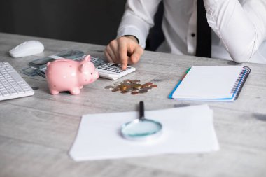 Hesap makinesi ve belgelendirme işinde çalışan adam