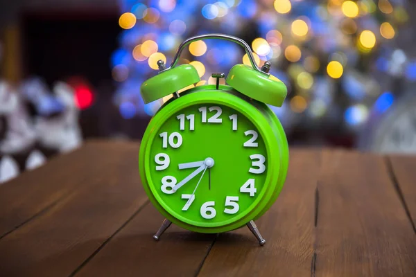 Reloj Verde Mesa Con Luz Boke — Foto de Stock