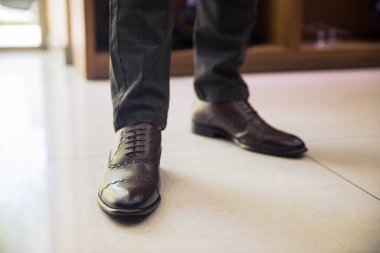 İş adamı klasik, zarif bir ayakkabı giyer.