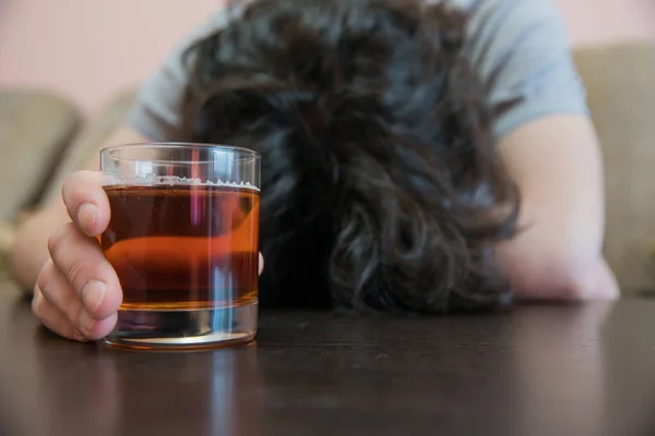 Triste Sman Beber Alcohol Adicción — Foto de Stock