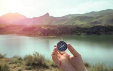 Gölde pusula tutan adam.