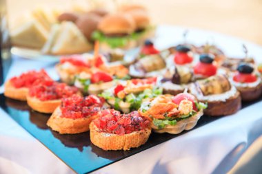 Ayna masasında farklı atıştırmalıklar var!