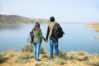 Gölde yaşayan genç bir tarveler çifti.