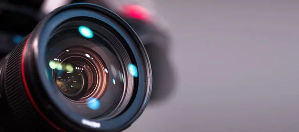 Grey Backgroun 'daki kamera lensini kapat