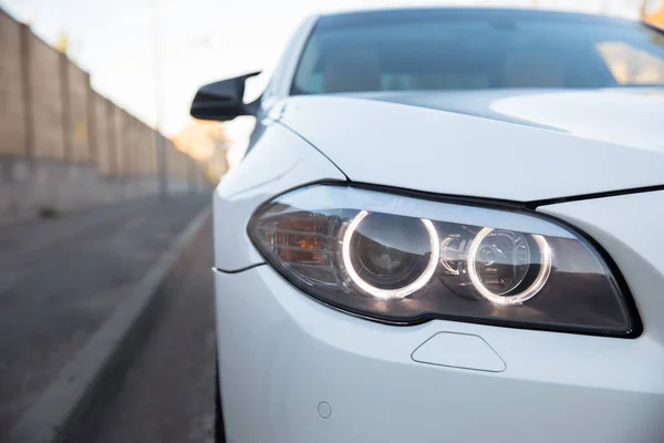 Zaměření Módní Bílý Obchodní Automobil — Stock fotografie