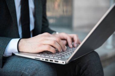 Defterde çalışan bir adam Stree 'de oturuyor.