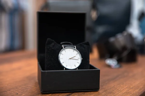 Caja Con Reloj Elegante Sho —  Fotos de Stock